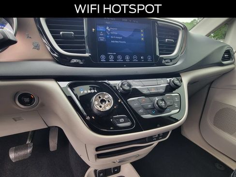 Used 2017 Chrysler Pacifica Touring-L FWD image 27