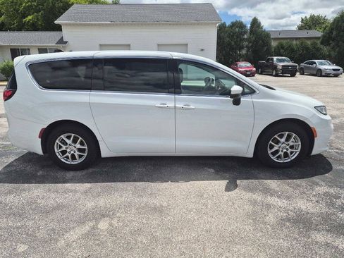 Used 2023 Chrysler Pacifica Touring-L FWD image 2