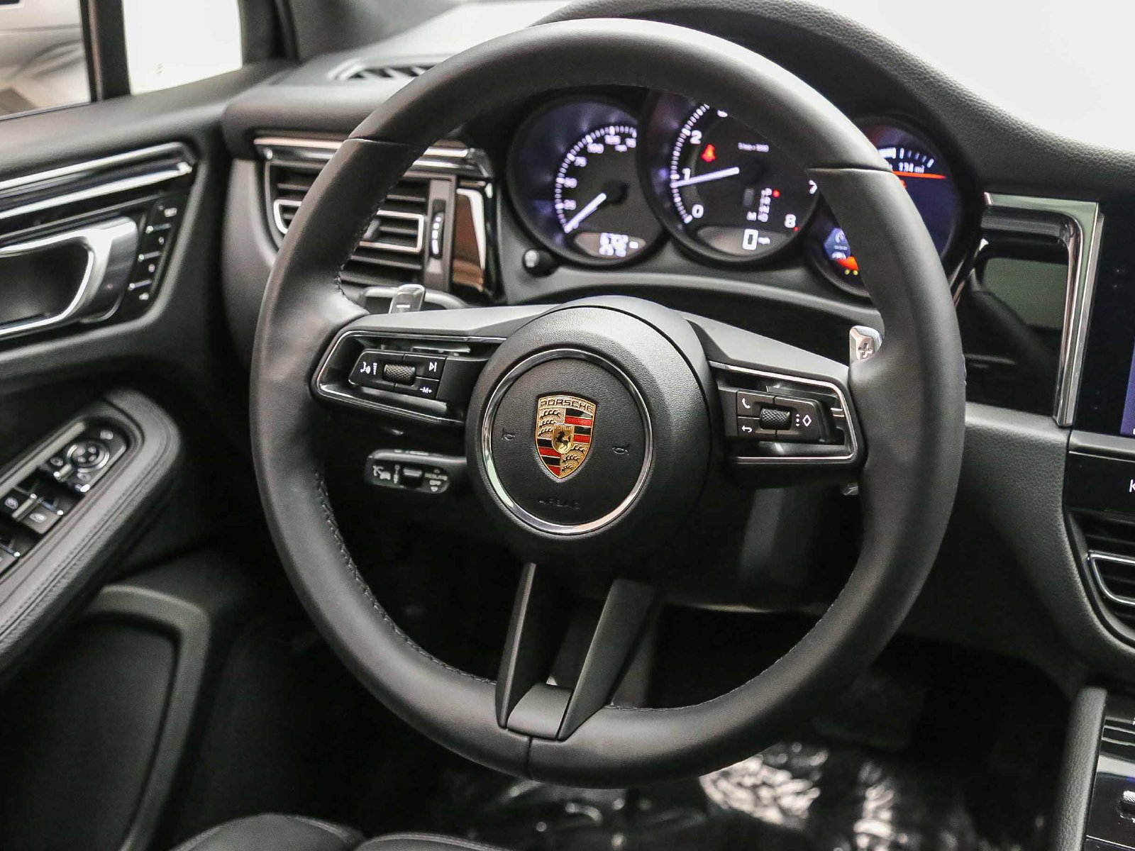 Certified 2026 Porsche Macan AWD/4WD image 19
