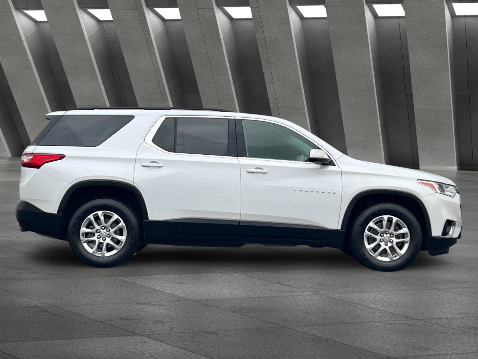 Used 2021 Chevrolet Traverse LT FWD image 3