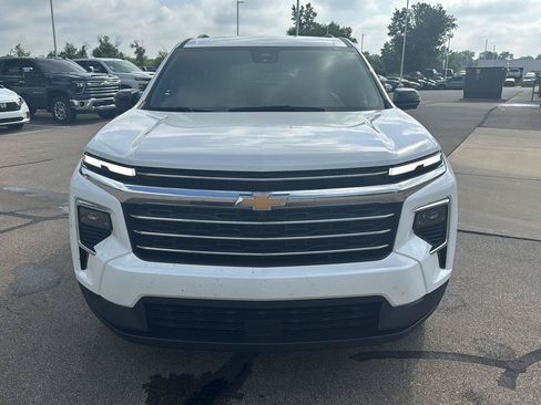Used 2025 Chevrolet Traverse LT w/ Driver Confidence Package AWD/4WD image 8