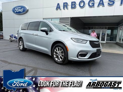 Used 2023 Chrysler Pacifica Touring-L AWD/4WD image 1