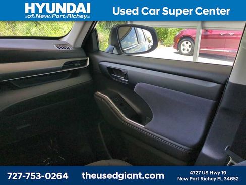 Used 2023 Toyota Highlander LE FWD image 20