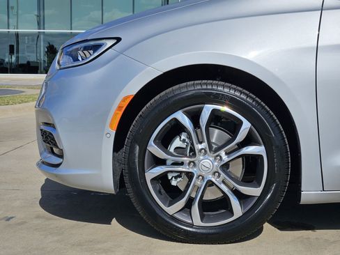 New 2026 Chrysler Pacifica Pinnacle image 11