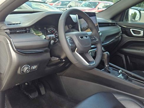 Used 2025 Jeep Compass Latitude w/ Altitude Special Edition AWD/4WD image 2