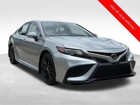Used 2022 Toyota Camry SE image 1