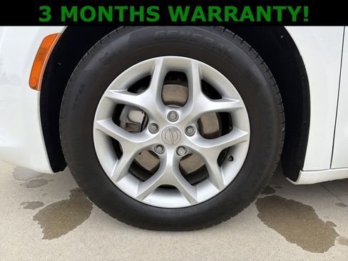 Used 2017 Chrysler Pacifica Touring-L w/ Tire & Wheel Group image 35