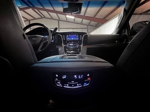 Used 2020 Cadillac Escalade Premium Luxury w/ Escalade Sport Edition AWD/4WD image 31