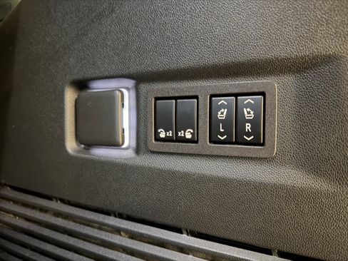 Used 2024 Chevrolet Tahoe High Country image 31