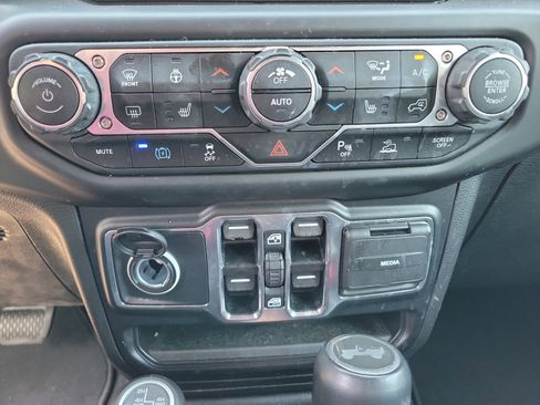 Used 2021 Jeep Wrangler Unlimited Sahara w/ Cold Weather Group AWD/4WD image 13
