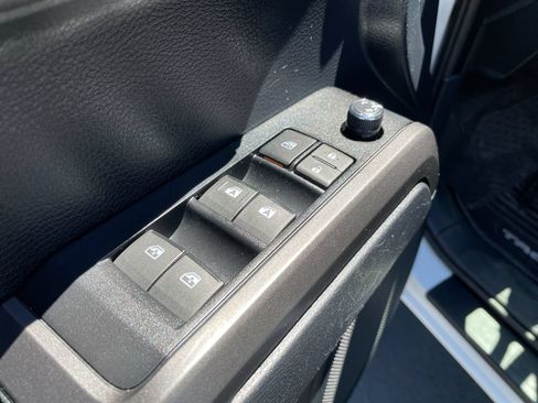 Certified 2018 Toyota Tacoma TRD Off-Road AWD/4WD image 10