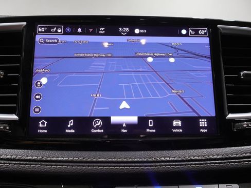 Used 2024 Chrysler Pacifica Limited FWD image 34