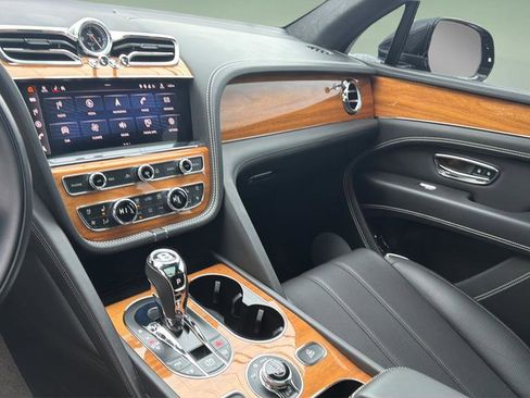 Used 2021 Bentley Bentayga image 34
