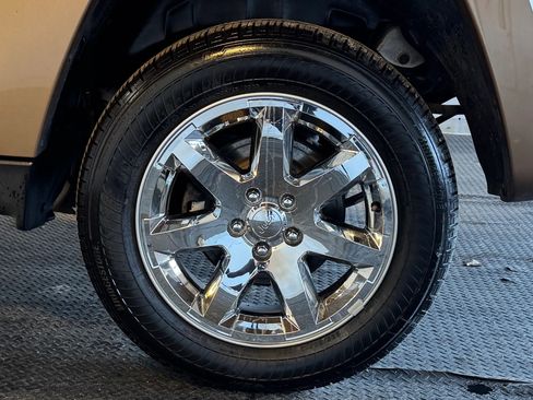 Used 2012 Jeep Liberty Limited w/ Tire & Wheel Group image 8