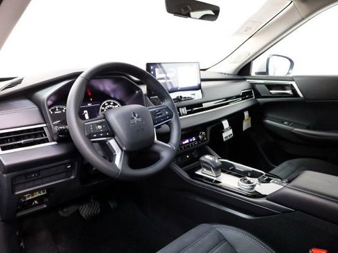 New 2025 Mitsubishi Outlander SE image 7