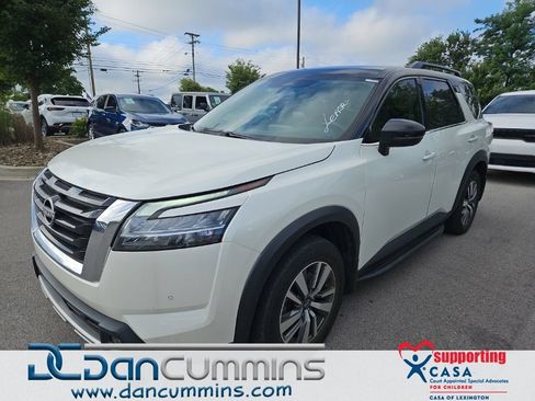 Used 2024 Nissan Pathfinder SL FWD image 1