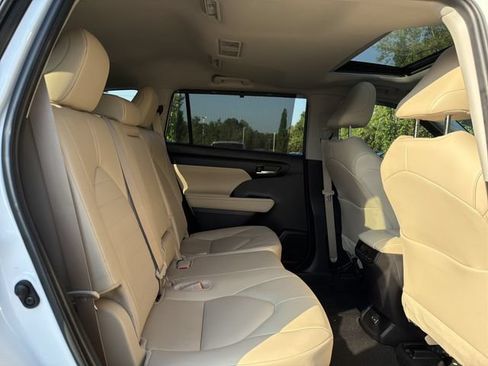 Used 2024 Toyota Highlander XLE FWD image 15