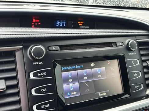 Used 2017 Toyota Highlander LE w/ Carpet Mat Package image 21