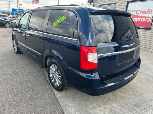 Used 2015 Chrysler Town & Country Touring-L w/ Driver Convenience Group image 7