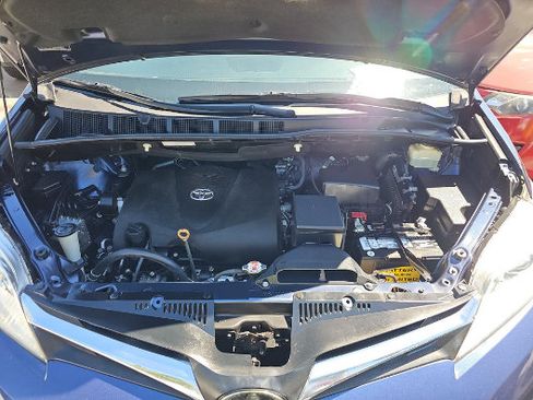 Used 2018 Toyota Sienna LE w/ Carpet Mat Package FWD image 7