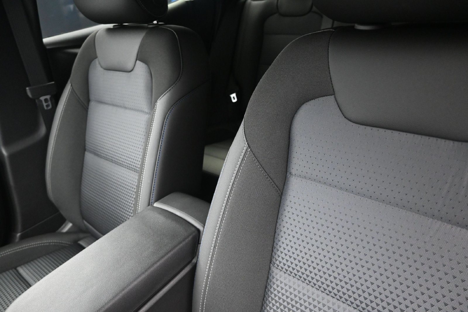 New 2026 Chevrolet Trax LT w/ Midnight Edition FWD image 13
