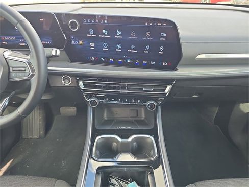 Used 2024 Chevrolet Traverse LT image 11