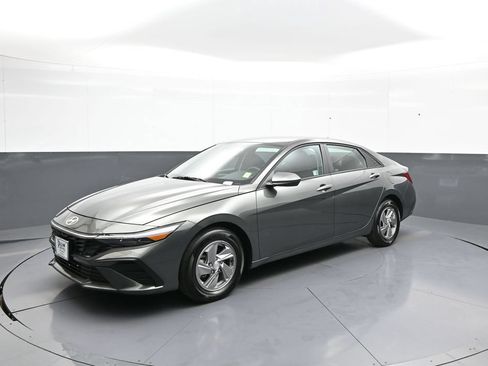 Certified 2025 Hyundai Elantra SE FWD image 10
