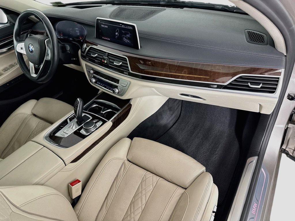 Used 2022 BMW 740i w/ Premium Package RWD image 17
