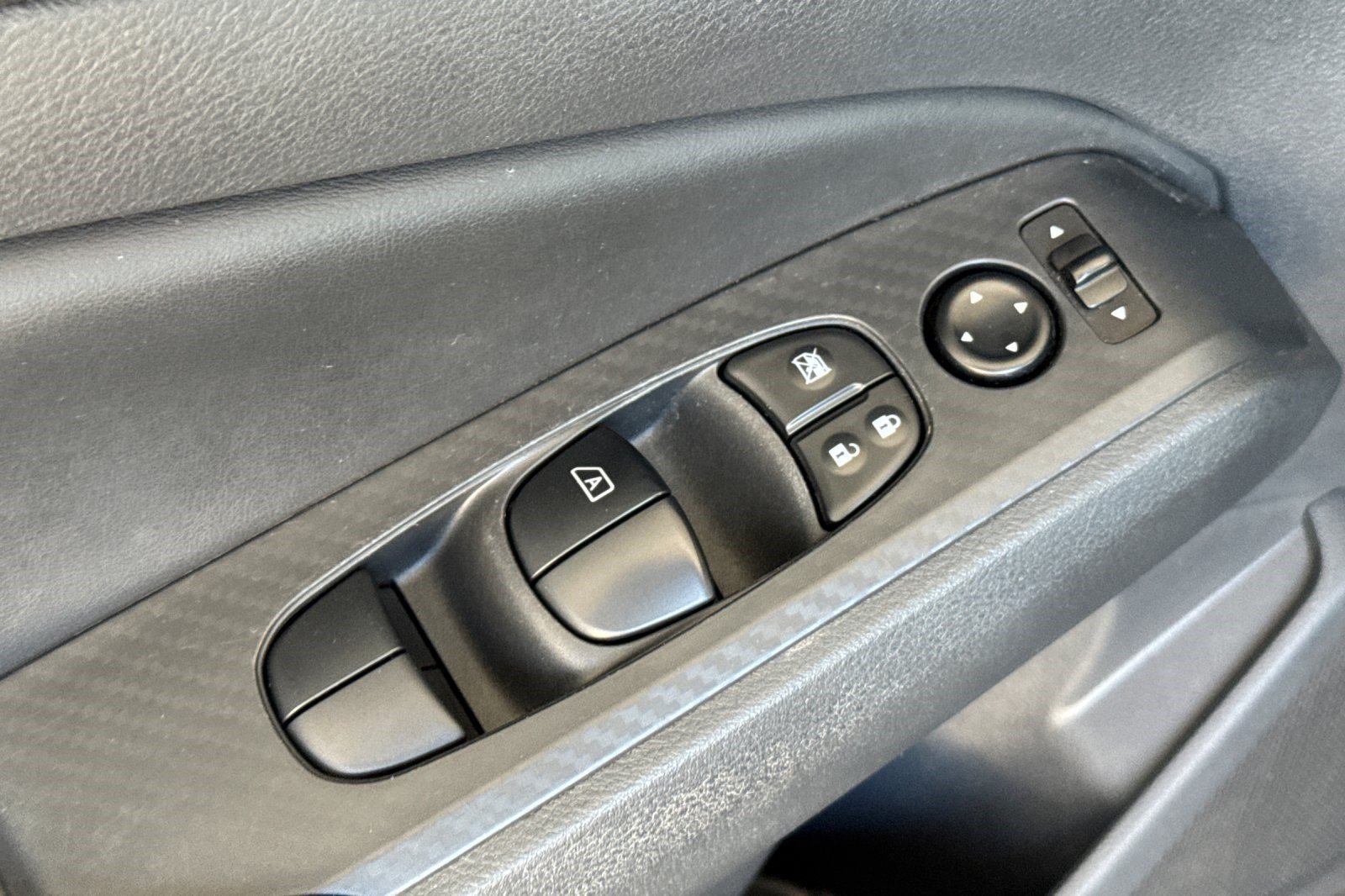 Used 2025 Nissan Altima 2.5 SV FWD image 14