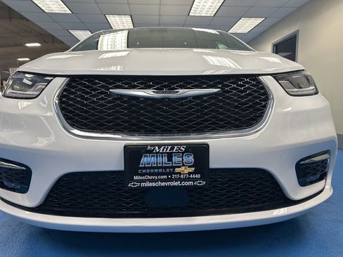 Used 2025 Chrysler Pacifica Select image 14