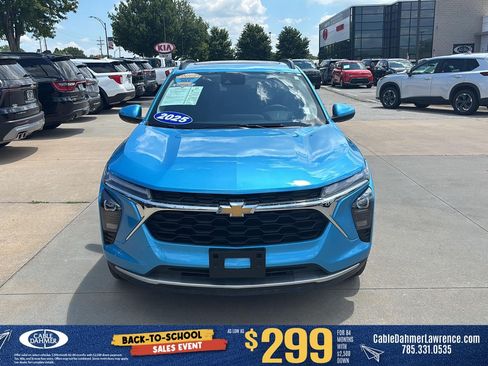 Used 2025 Chevrolet Trax LT w/ Sunroof Package FWD image 2