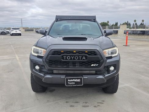 Used 2017 Toyota Tacoma TRD Sport w/ Tow Package RWD image 2