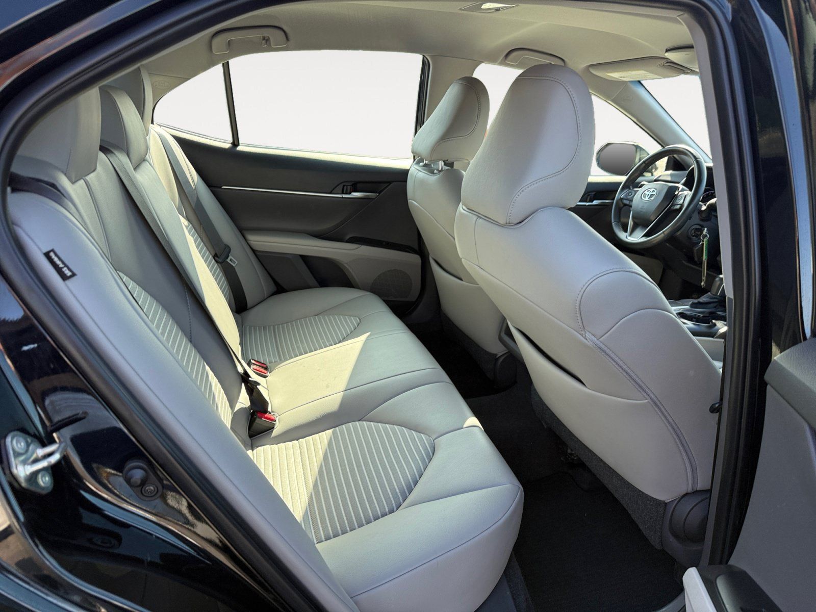 Used 2019 Toyota Camry SE w/ Carpet Mat Package FWD image 18