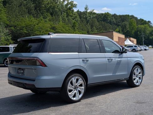 Used 2025 Lincoln Navigator Reserve AWD/4WD image 9