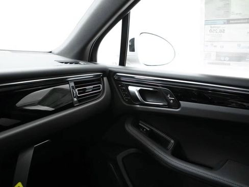 Certified 2026 Porsche Macan AWD/4WD image 34