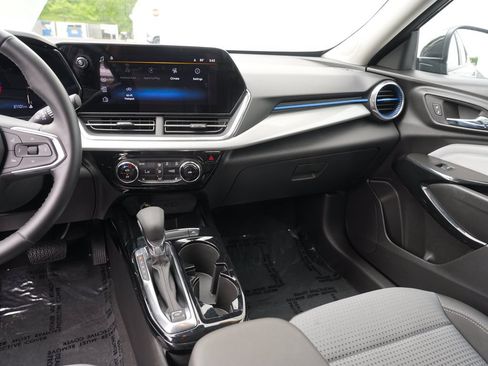 Certified 2025 Chevrolet Trax LT w/ LT Convenience Package FWD image 21