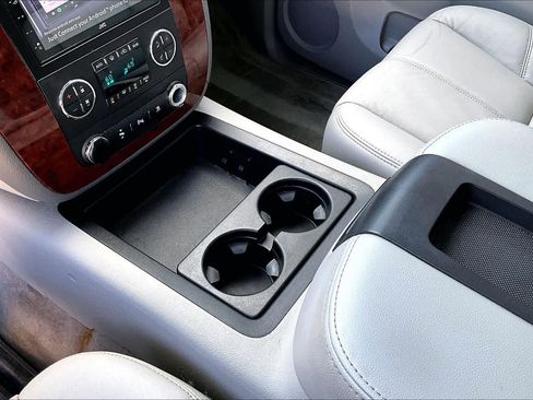 Used 2010 Chevrolet Suburban LT image 16