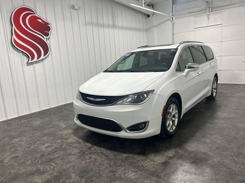 Used 2020 Chrysler Pacifica Limited FWD image 1