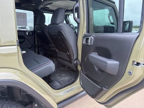 Used 2025 Jeep Wrangler Unlimited Rubicon w/ Convenience Group AWD/4WD image 20