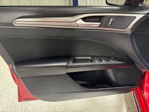 Used 2020 Ford Fusion SE FWD image 15