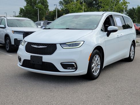 Used 2023 Chrysler Pacifica Touring-L FWD image 3