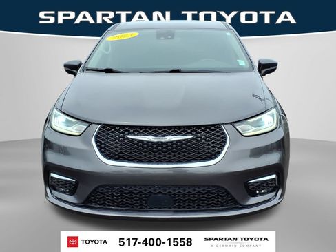 Used 2023 Chrysler Pacifica Touring-L FWD image 3