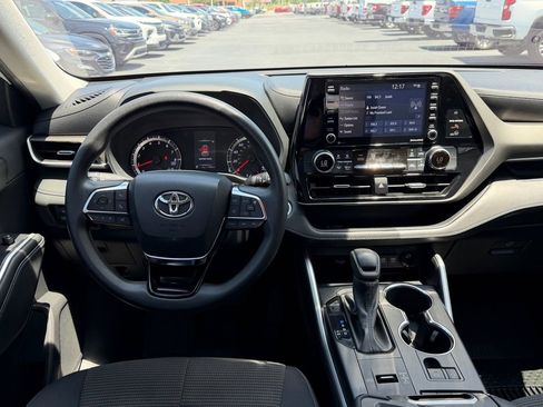 Used 2021 Toyota Highlander L FWD image 12