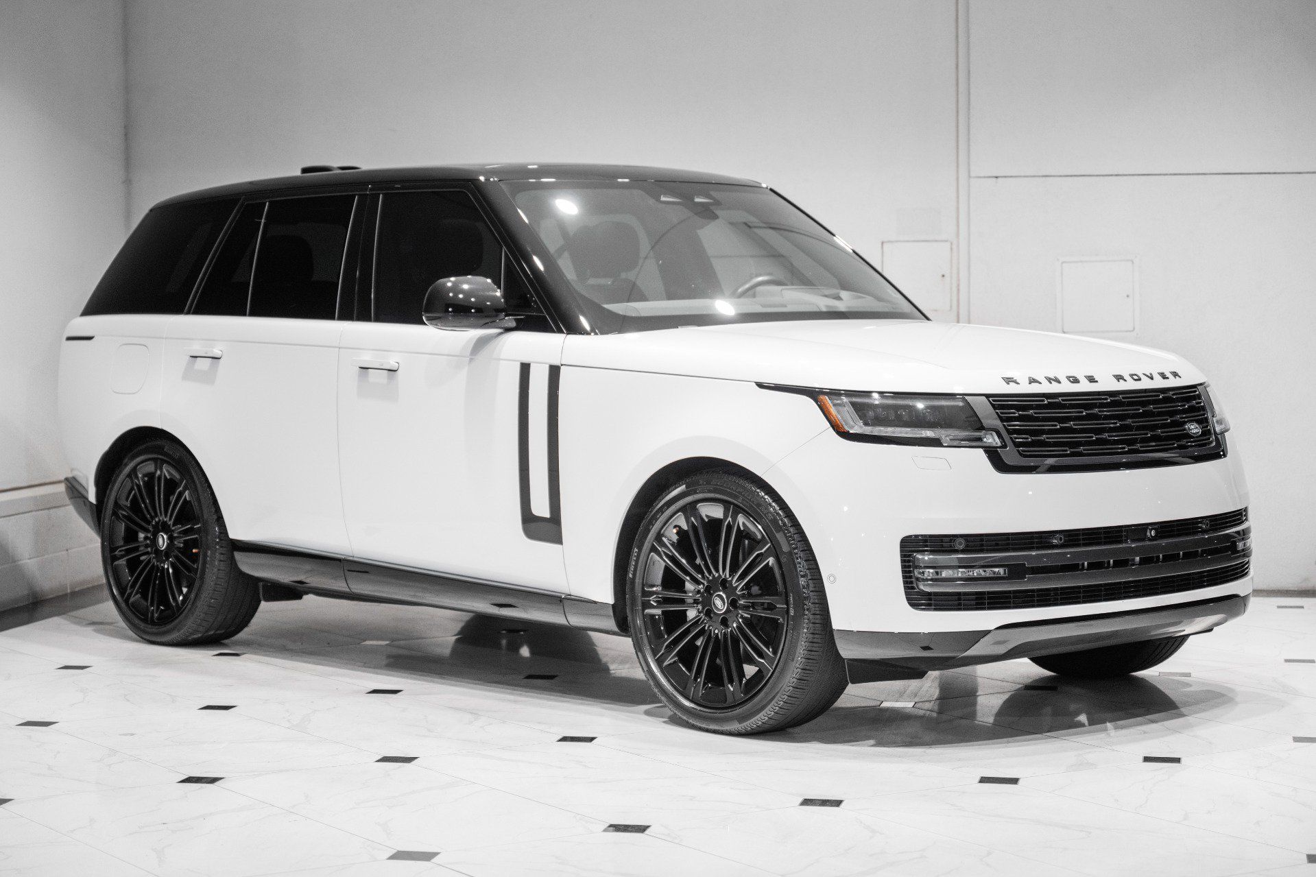 Used 2025 Land Rover Range Rover SE AWD/4WD image 3