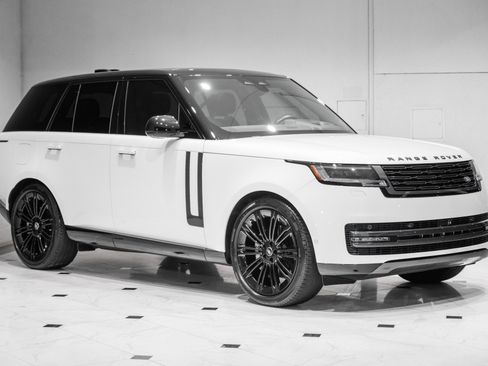 Used 2025 Land Rover Range Rover SE AWD/4WD image 3