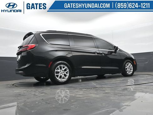 Used 2022 Chrysler Pacifica Touring-L w/ Uconnect Theater Family Group FWD image 43