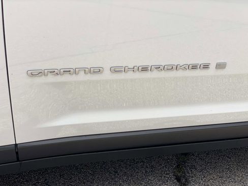 Used 2024 Jeep Grand Cherokee Laredo X RWD image 13