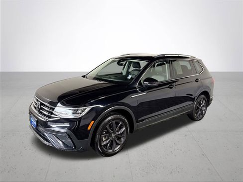Certified 2022 Volkswagen Tiguan SE w/ Panoramic Sunroof Package image 2