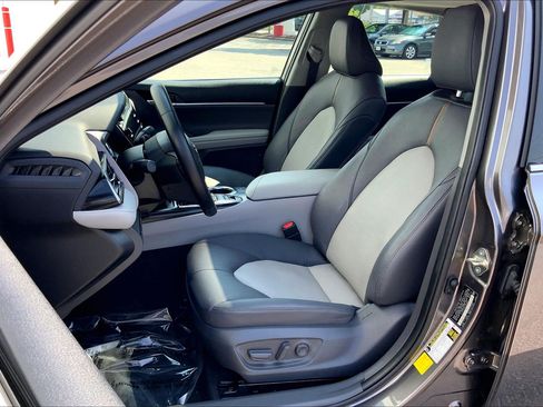 Used 2020 Toyota Camry XLE w/ Sunroof Package FWD image 30