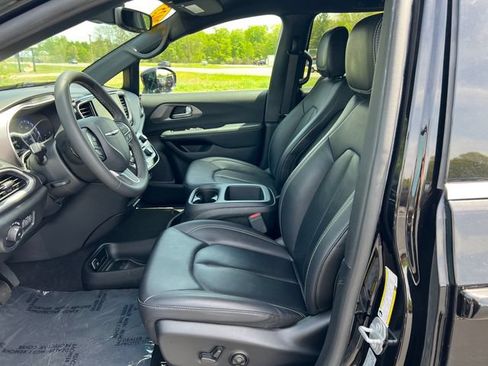 Used 2025 Chrysler Pacifica Select FWD image 3
